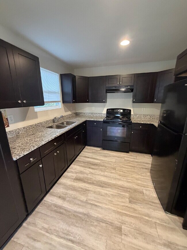 Building Photo - 3 bedroom 2.5 bath home with 1 car garage