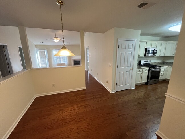 Building Photo - "Charming 3-Bed Townhouse with Granite Tou...