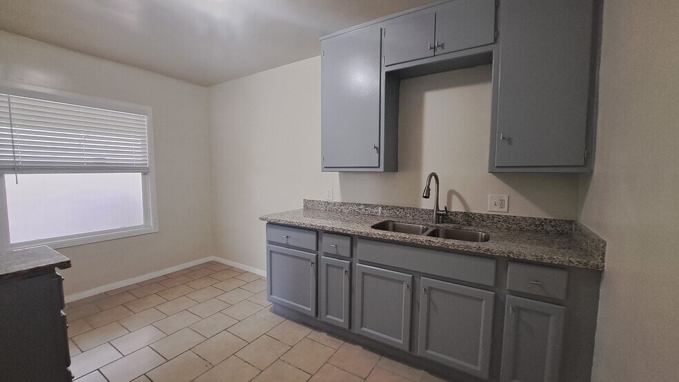 Building Photo - 115 E Tamarack Ave