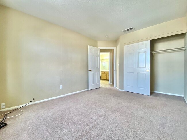 Building Photo - 8009 Dover Shores Ave