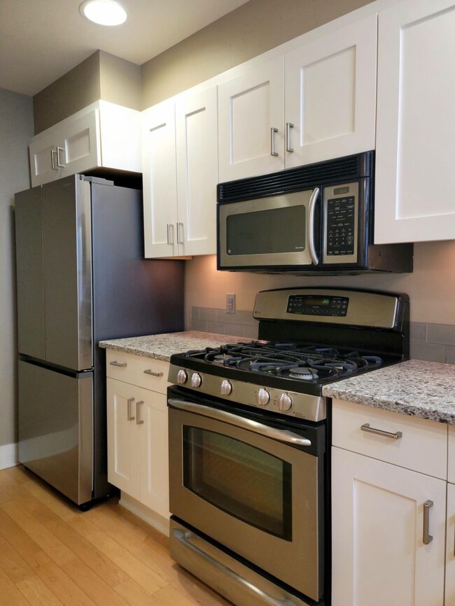 Building Photo - 1 Bedroom Harborside Condo - $500 off firs...