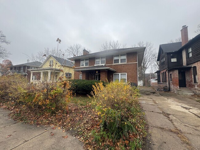 Primary Photo - 624 W Lasalle Ave