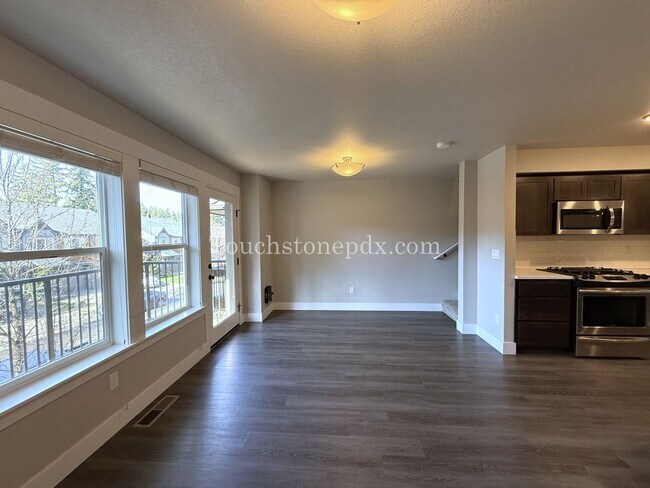 Building Photo - Charming 3 Bed, 2 Bath Townhome with Garage in Beautiful Sandy