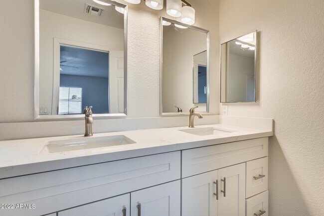 Building Photo - 8337 W Hughes Dr