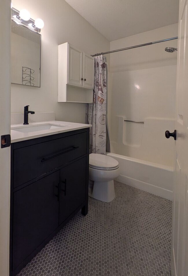 Building Photo - Spacious 3-Bedroom Condo in Lebanon, NH