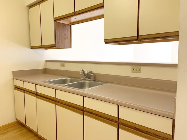 Building Photo - Spacious 1 Bedroom Unit, Downtown Waukesha...
