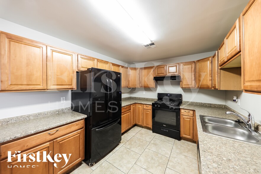 Building Photo - 2118 W Montebello Ave