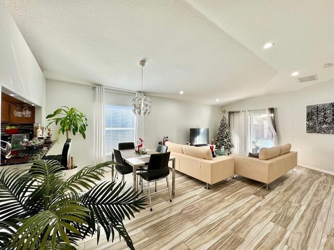 Building Photo - 30912 Bridgegate Dr