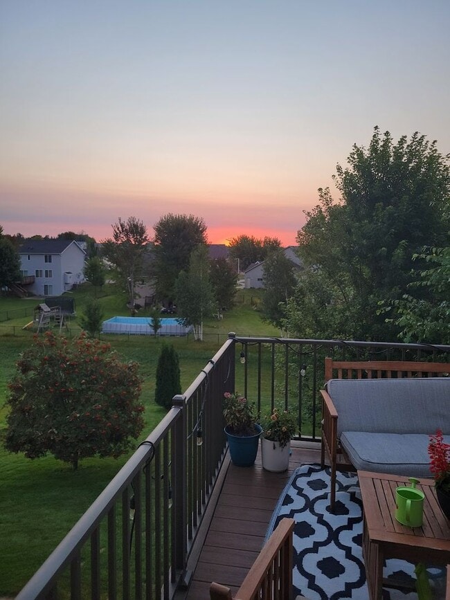 Building Photo - Updated Home with Pond Views in NW Rochester location!