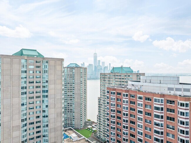 Building Photo - 45 River Dr S