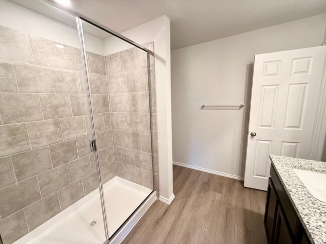 Building Photo - Brand-new 3-bedroom, 2-bathroom home in Lo...