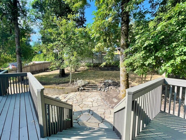 Building Photo - SPACIOUS 4 Bed/3 Full Bath Home in West Linn