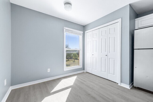 Building Photo - Carriage Place Square