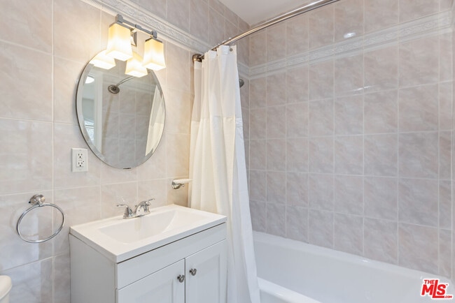 Building Photo - 459 S Bundy Dr