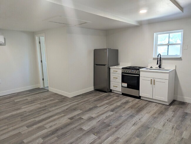 Building Photo - Beautiful Studio Near Downtown Denver – Mo...