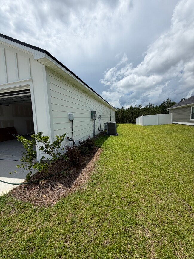 Building Photo - 1213 King Oaks Lp