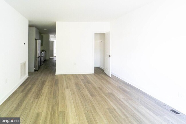 Building Photo - Move In Ready 2 BD 1 BA close to Metro, Sh...