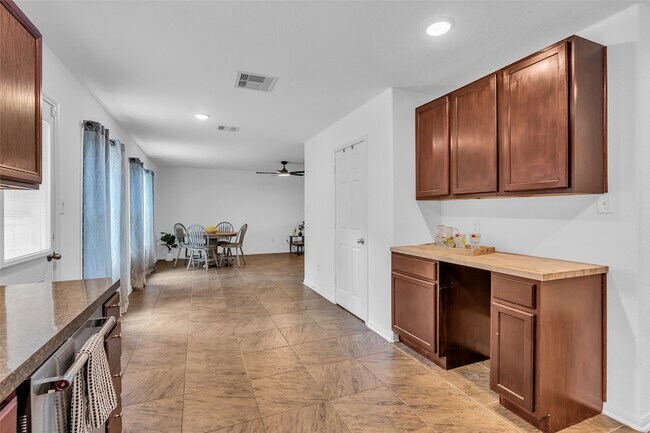 Building Photo - 16718 Warbler Dr