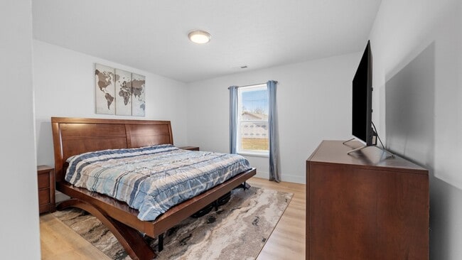 Building Photo - Introducing a charming 2-bedroom, 1-bathro...