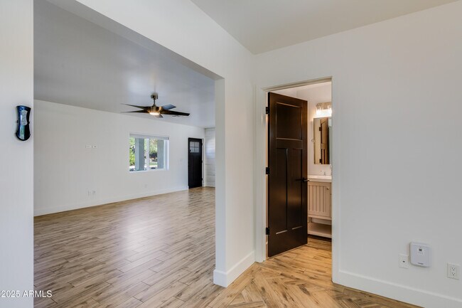 Building Photo - 4427 E Turney Ave