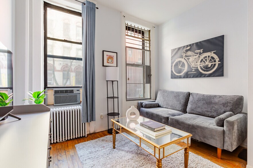 Building Photo - 104 MacDougal St