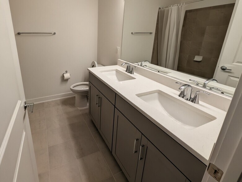 Building Photo - 2005 Henson Norris St