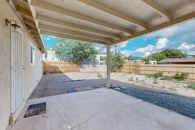 Building Photo - NE 3 bedroom 1 bath 1348/sf