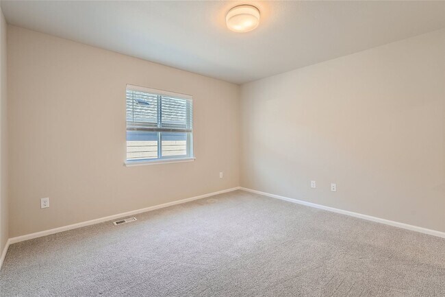 Building Photo - Stunning design and spacious floor plan nestled in the amazing Tahoma Ridge neighborhood.