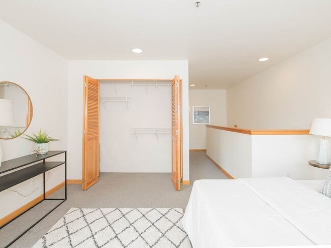 Building Photo - Spacious 1bd on River Front + A/C + W/D In Unit