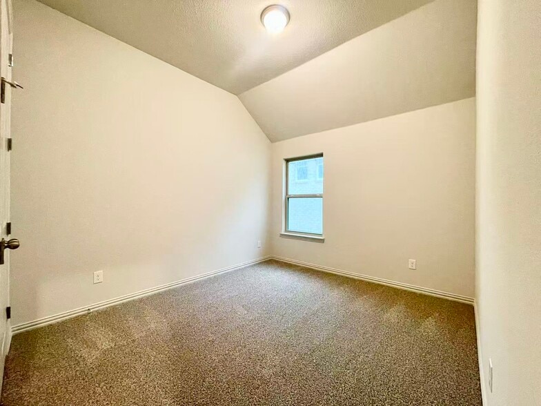 Building Photo - 16629 Freshwater Dr