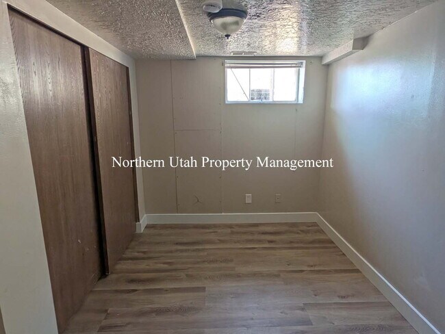 Building Photo - New Paint - 3 Bed 1 Bath