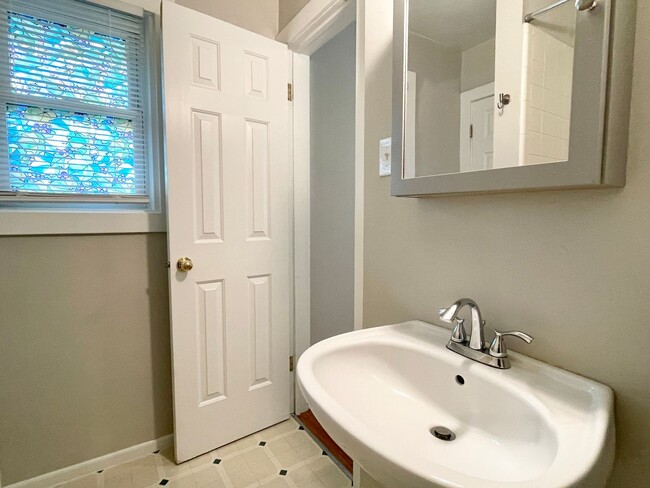 Building Photo - Darling Updated Cottage Near Liberty Park!