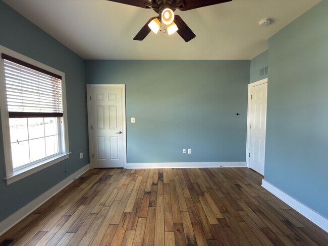 Building Photo - Spacious 4 Bed 3.5 Bath Home in Round Hill VA For Rent!