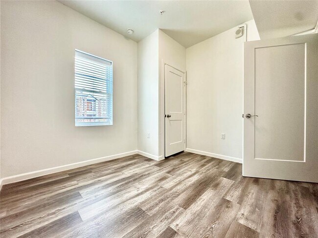 Building Photo - 911 W 22nd St