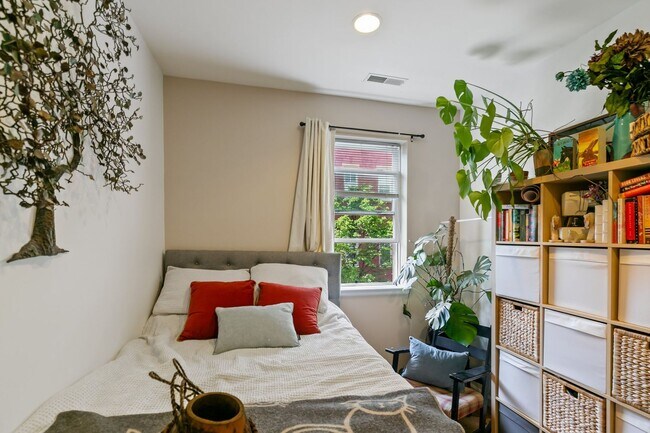 Building Photo - Well-maintained 2-bedroom, 1-bath bi-level apartment | Washington Square West