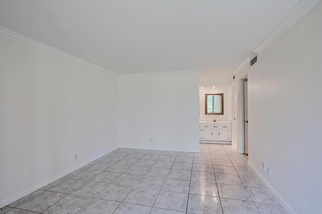 Building Photo - 5390 Woodland Lakes Dr