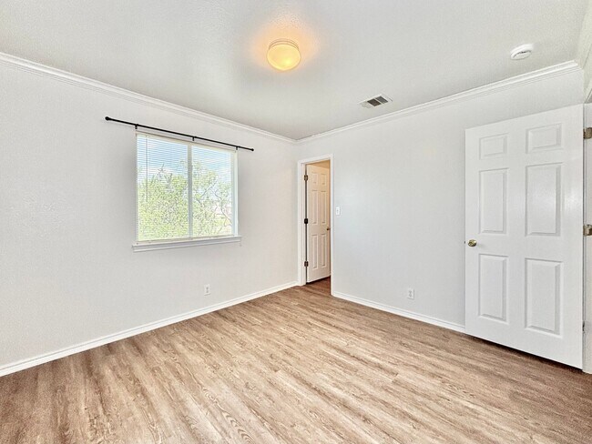 Building Photo - Spacious 3 bedroom home!