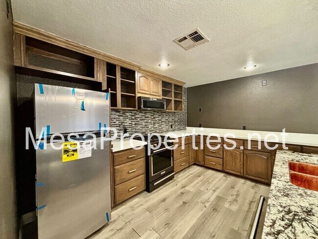 Building Photo - 13871 Oakmont Dr
