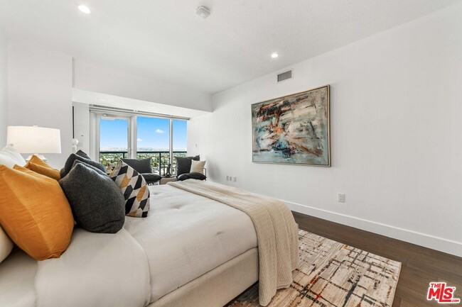 Building Photo - 13600 Marina Pointe Dr