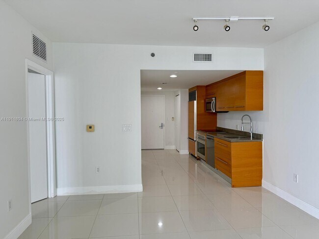 Building Photo - 495 Brickell Ave