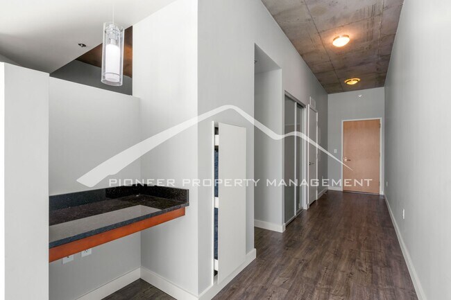 Building Photo - Luxury Condo with Stunning Views and Central AC