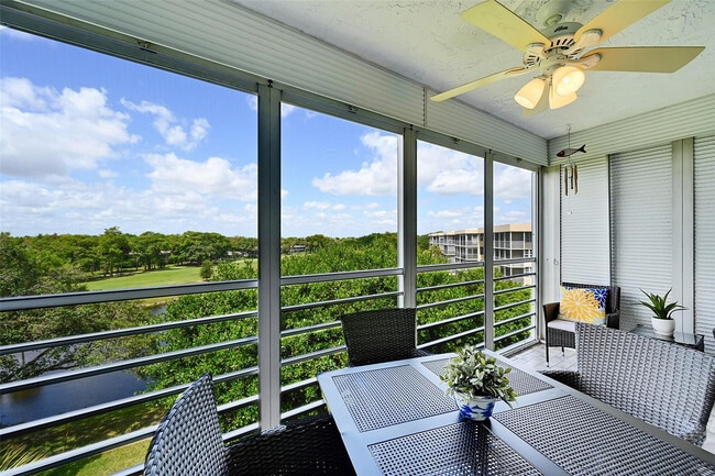 Building Photo - 4020 W Palm Aire Dr