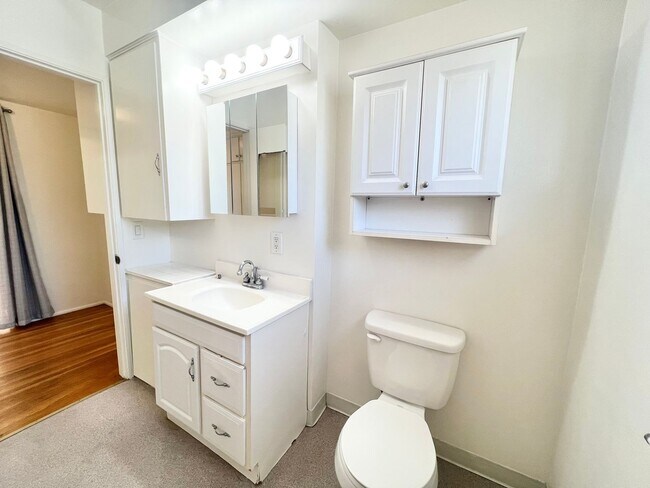 Building Photo - Beachside Studio Apartment l Garage includ...