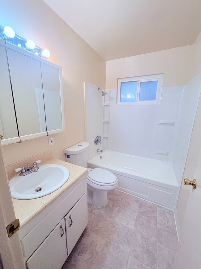 Building Photo - 904 Dornajo Way