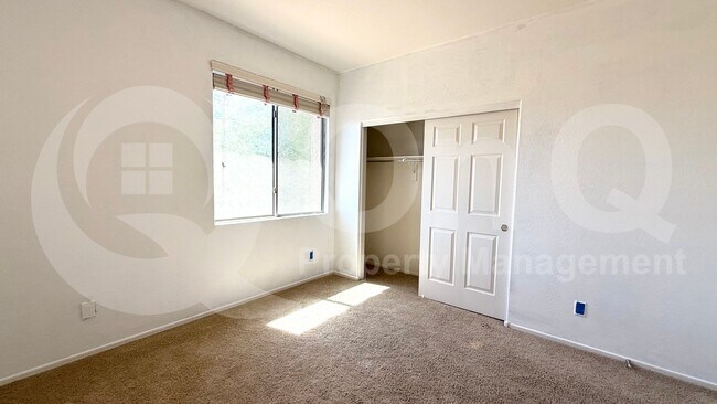 Building Photo - 2131 E Yellowstone Pl