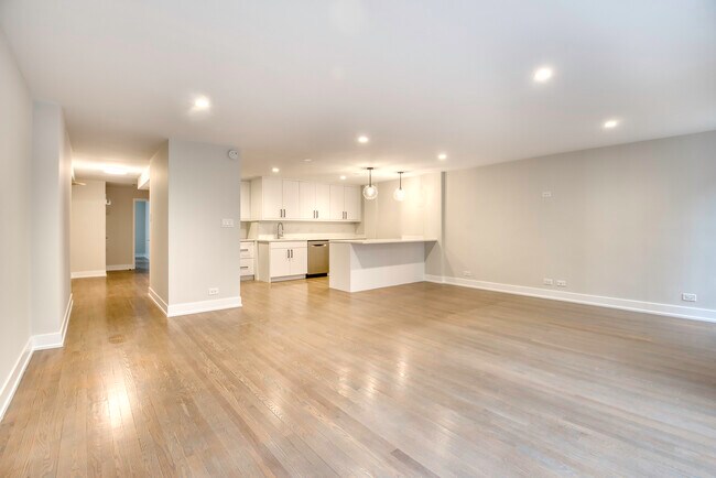 Building Photo - 227 E Walton Pl