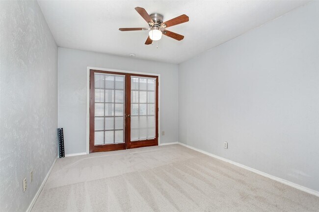 Building Photo - 2732 Parkhaven Dr