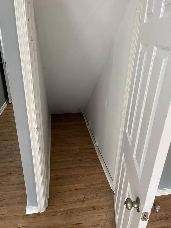 Building Photo - Spacious 3 Bedroom, 1 Bathroom House on quiet street