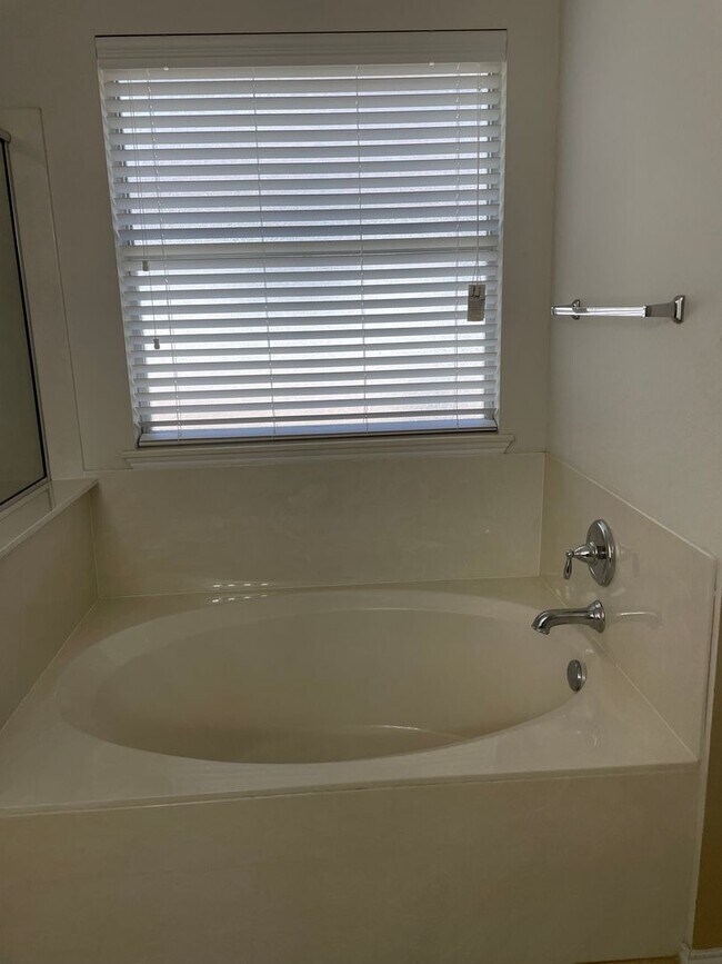 Building Photo - Available Now! Spacious & Well-Maintained ...