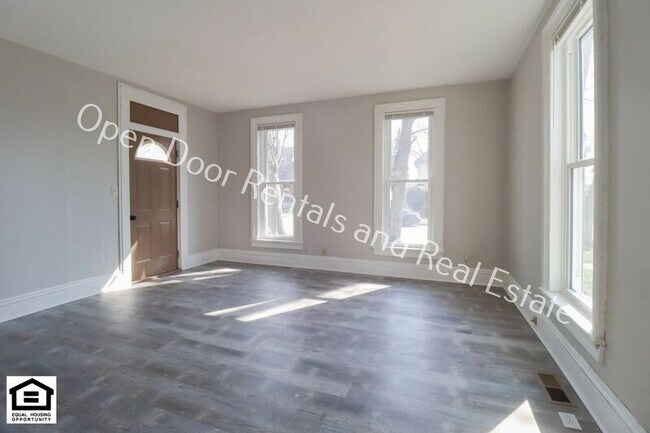 Building Photo - 210 W 4th St